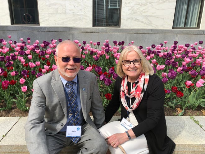 Gary y Mary Ann Ferriman asistieron a una conferencia legislativa.  Gary dijo que no podría tener éxito en los negocios sin sus maestros, mentores comerciales, sus padres y especialmente su esposa.