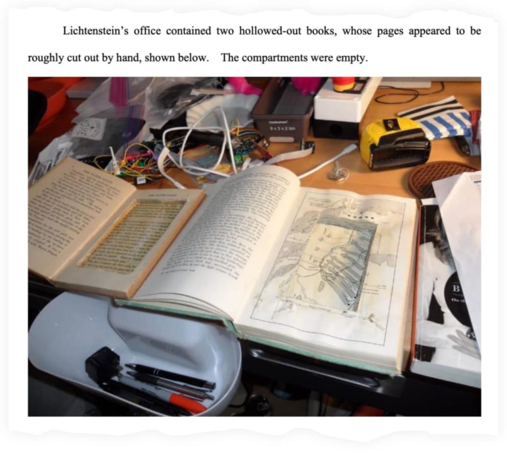 Un fragmento de un archivo judicial que muestra un libro vaciado que los agentes del FBI dicen que encontraron en el apartamento de Ilya Lichtenstein y Heather Morgan en la ciudad de Nueva York.