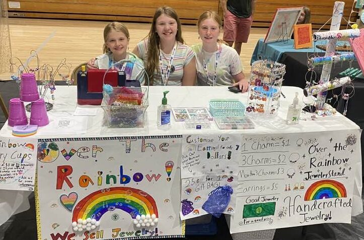 Foto del equipo de Over the Rainbow Jewelry en su mesa en la Feria de Negocios Infantiles de Santee organizada por Momentum Tutoring