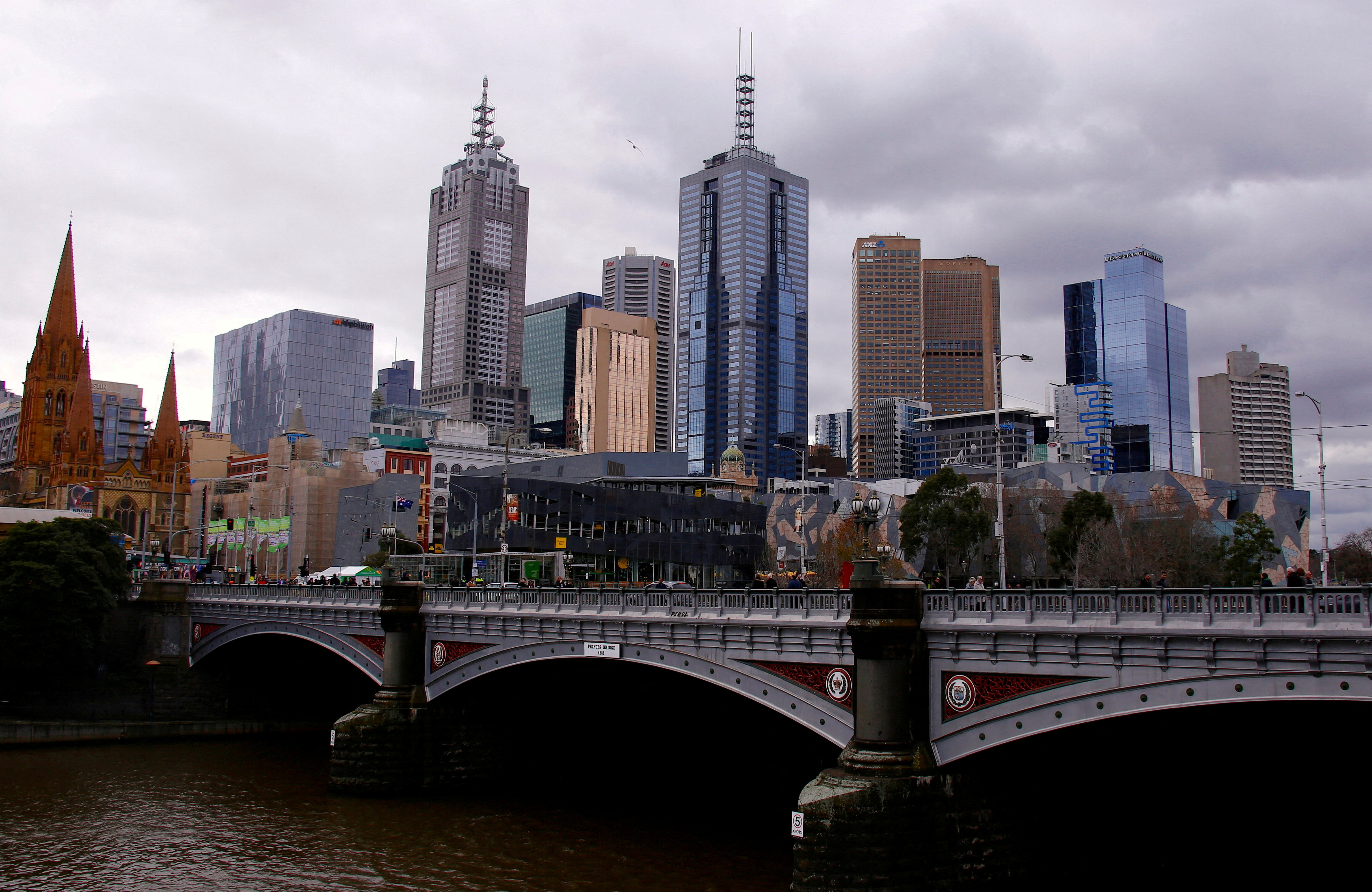 El distrito central de negocios (CBD) de Melbourne se puede ver desde el área ubicada a lo largo del río Yarra llamada Southbank ubicada en Melbourne, Australia.