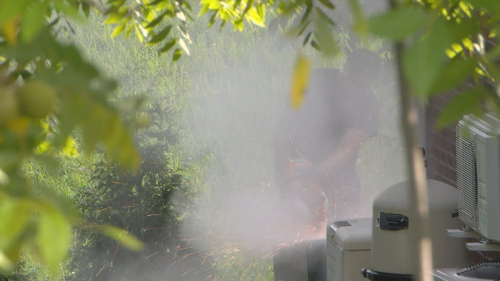 Los bomberos de Jeffersonville cortaron una caja fuerte afuera de la casa de Jamey Noel.