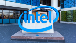 Primer plano del cartel de Intel (INTC) en la entrada del Museo Intel en Silicon Valley.  Intel es una corporación multinacional y una empresa de tecnología estadounidense.