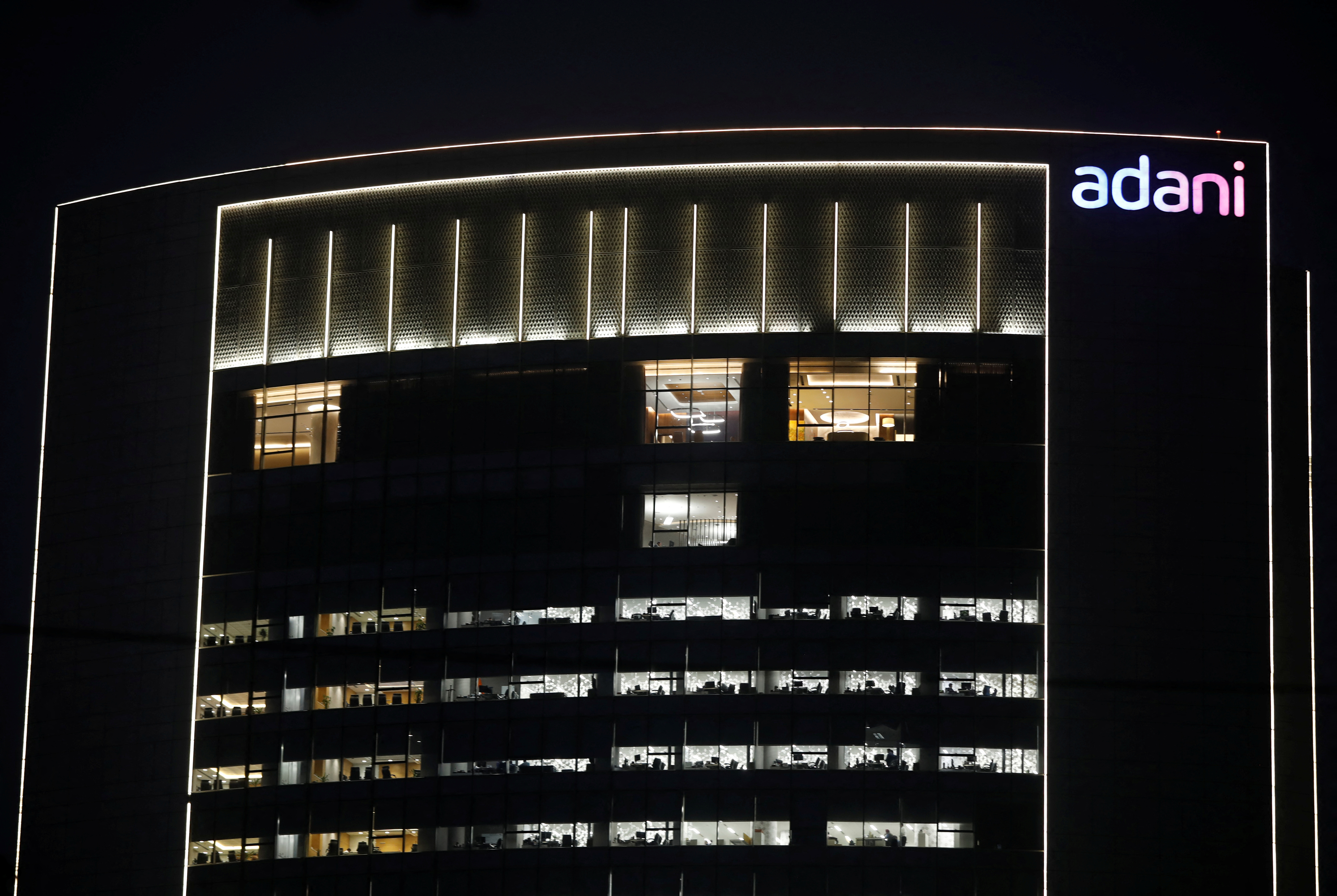 El logo del Grupo Adani se ve en la fachada de su Casa Corporativa en las afueras de Ahmedabad.