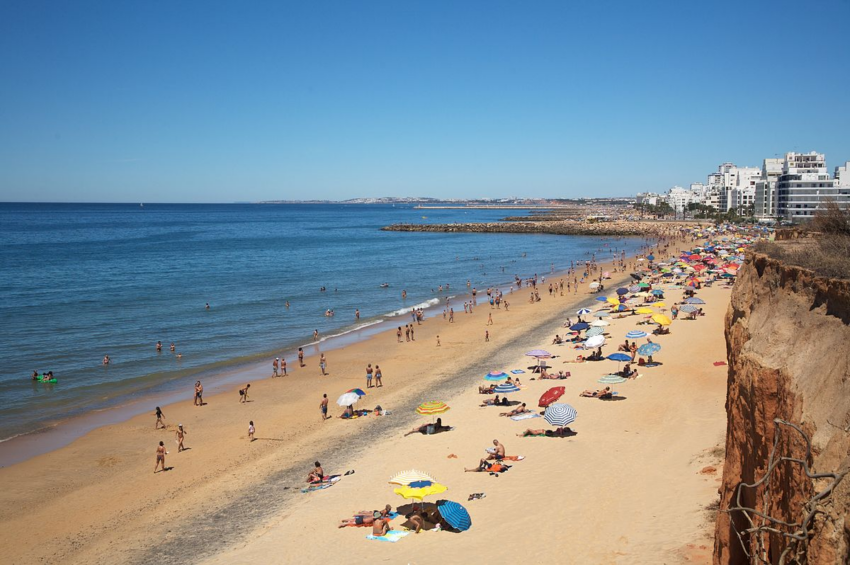 Una foto de Praia do Forte Novo al oeste de la ciudad de Quarteira, Algarve, Portugal.