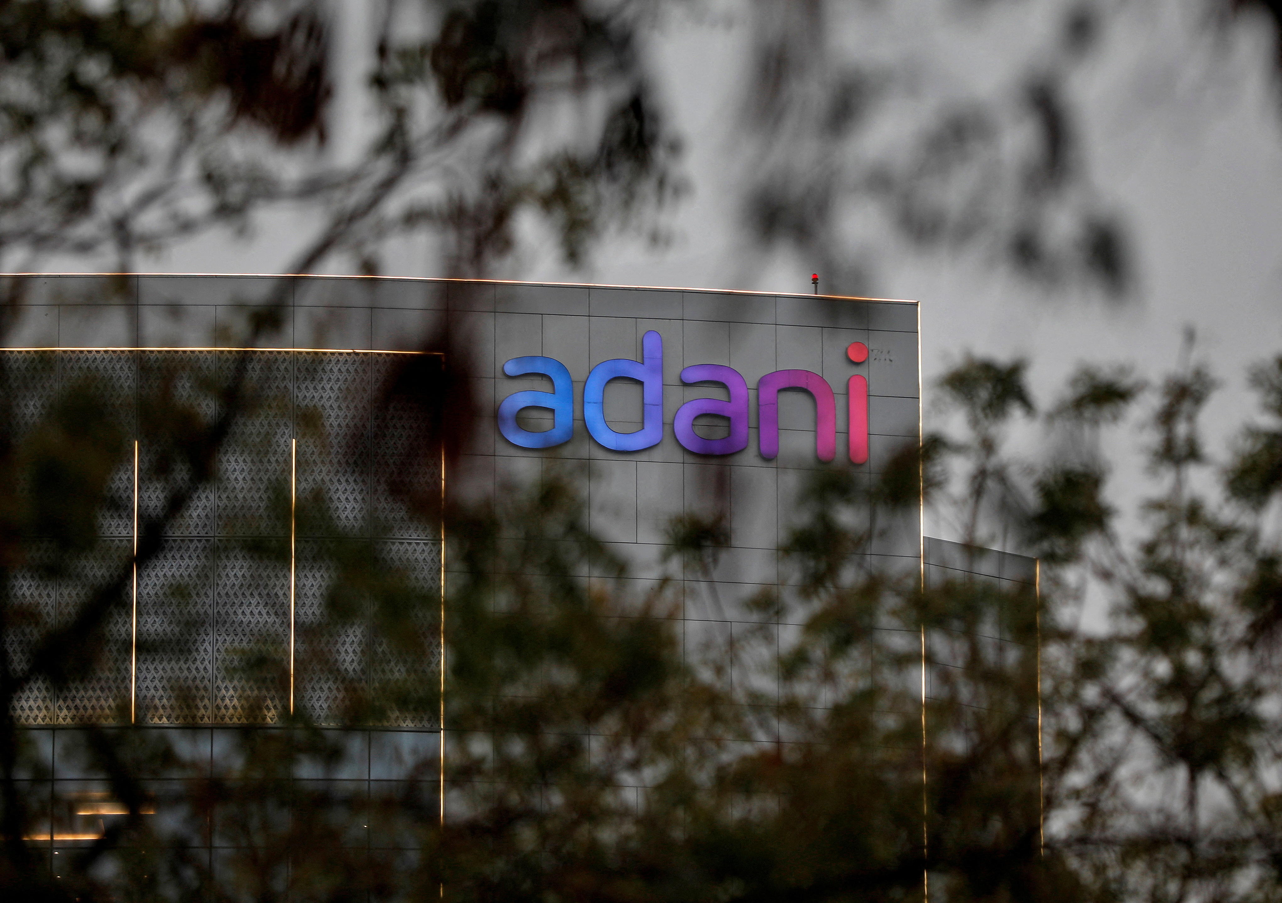 El logo del Grupo Adani se ve en la fachada de su Casa Corporativa en las afueras de Ahmedabad.