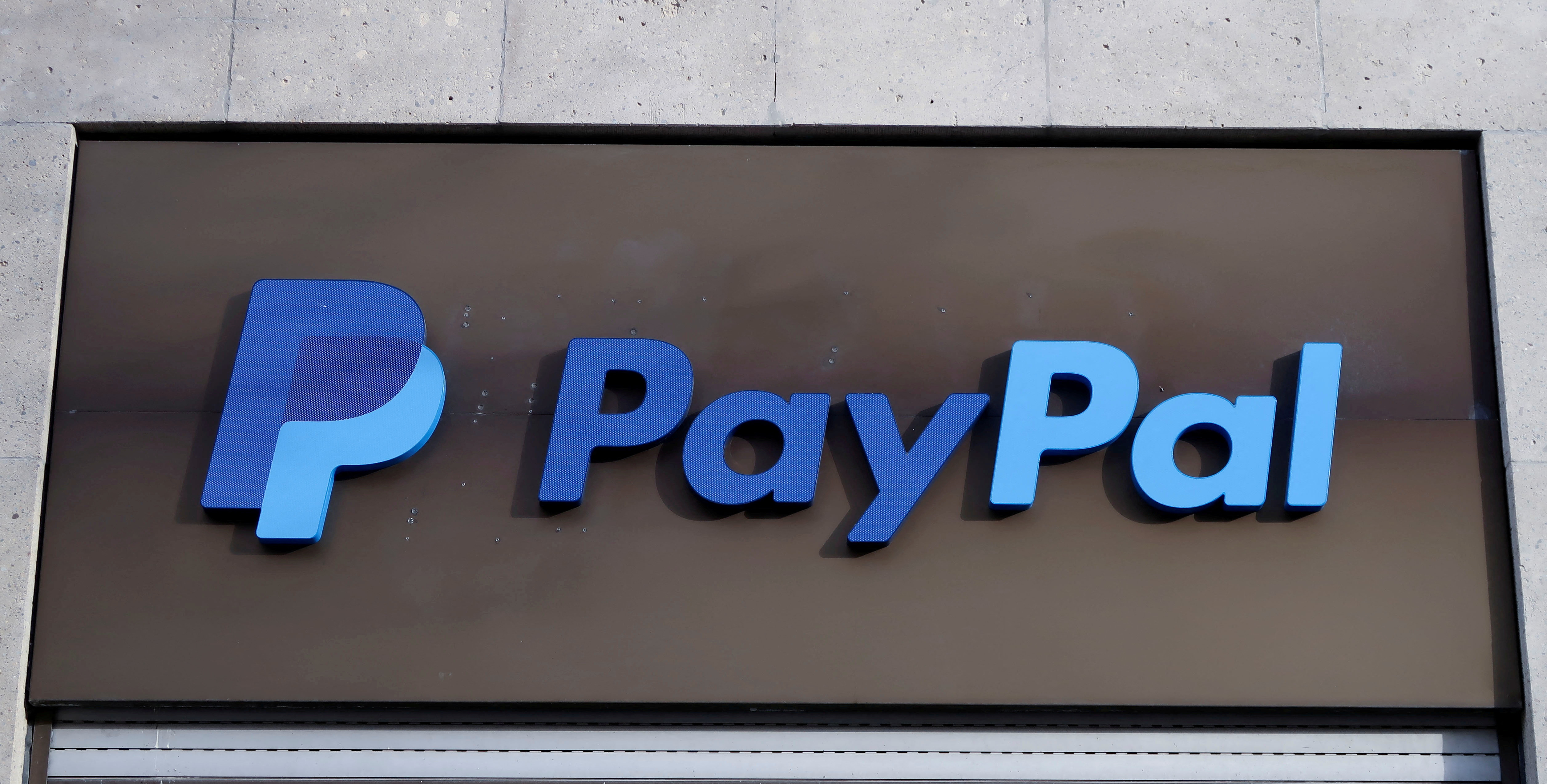 El logotipo de PayPal se ve en un edificio de oficinas en Berlín.