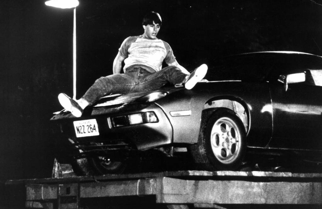 Después de pedir prestado el Porsche de su padre, Joel (Tom Cruise) intenta evitar que caiga al lago Michigan en “Risky Business” en 1983.