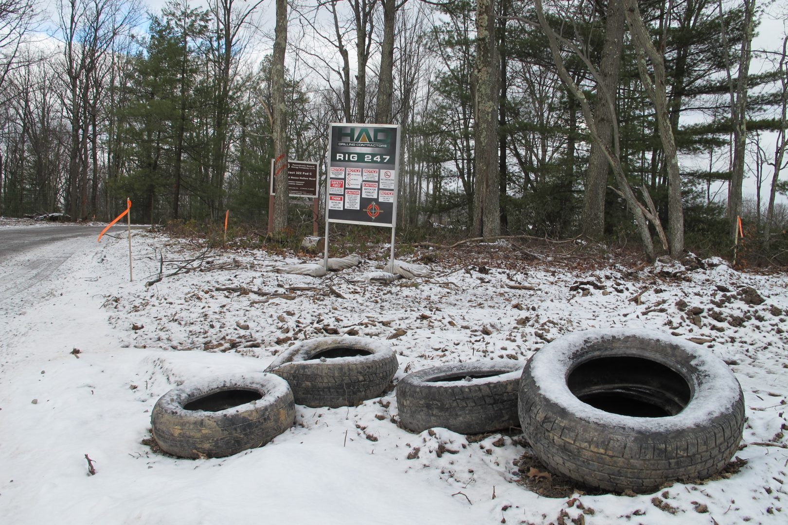 Neumáticos desechados junto a una plataforma de pozo de gasolina en el bosque estatal de Tiadaghton.