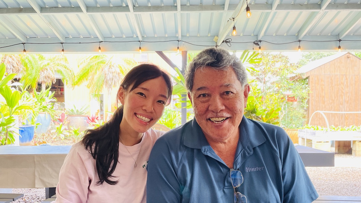 Mari y Fred Lau en la guardería de Mililani, padre e hija