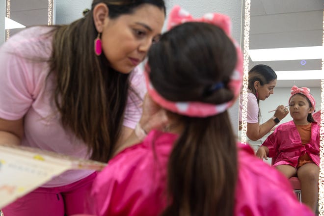 Jeanette Morales, propietaria de Pretty in Pink Spa, aplica maquillaje con sombra de ojos a Ava Resendez, de 7 años, el martes 5 de septiembre de 2023, en Corpus Christi, Texas.