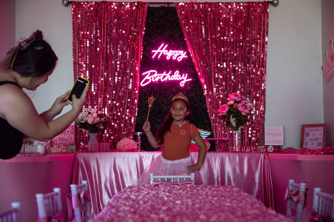 Kristy Lara toma una foto de su hija Ava Resendez, de 7 años, después de recibir una manicura, pedicura y un cambio de imagen para su cumpleaños en Pretty in Pink Spa el martes 5 de septiembre de 2023 en Corpus Christi, Texas.