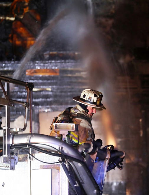 Los bomberos de Chappaqua luchan contra un incendio temprano en la mañana que destruyó un negocio en South Bedford Rad en Chappaqua el 9 de septiembre de 2023. El MTR ubicado en 65 South Bedford Road estaba completamente envuelto en llamas cuando los bomberos llegaron poco después de la medianoche.  Los bomberos de Pleasantville, Thornwood, Mt. Kisco ayudaron en el lugar.