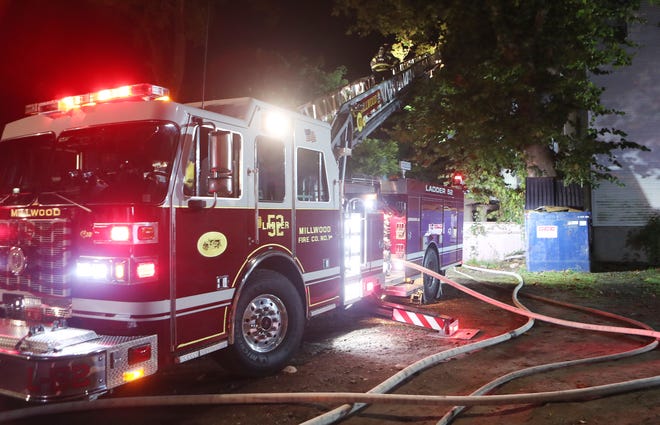 Los bomberos de Chappaqua luchan contra un incendio temprano en la mañana que destruyó un negocio en South Bedford Rad en Chappaqua el 9 de septiembre de 2023. El MTR ubicado en 65 South Bedford Road estaba completamente envuelto en llamas cuando los bomberos llegaron poco después de la medianoche.  Los bomberos de Pleasantville, Thornwood, Mt. Kisco ayudaron en el lugar.