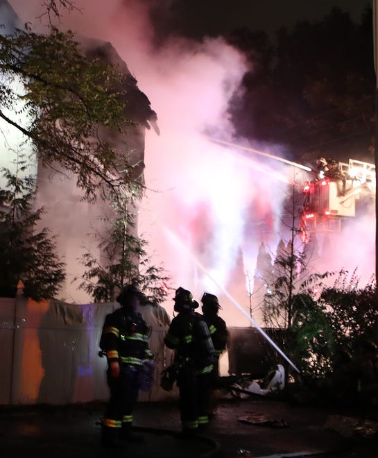 Los bomberos de Chappaqua luchan contra un incendio temprano en la mañana que destruyó un negocio en South Bedford Rad en Chappaqua el 9 de septiembre de 2023. El MTR ubicado en 65 South Bedford Road estaba completamente envuelto en llamas cuando los bomberos llegaron poco después de la medianoche.  Los bomberos de Pleasantville, Thornwood, Mt. Kisco ayudaron en el lugar.