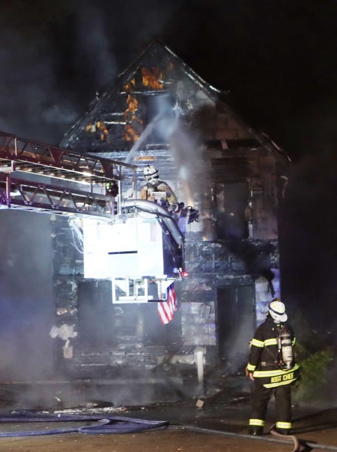 Los bomberos de Chappaqua luchan contra un incendio temprano en la mañana que destruyó un negocio en South Bedford Rad en Chappaqua el 9 de septiembre de 2023. El MTR ubicado en 65 South Bedford Road estaba completamente envuelto en llamas cuando los bomberos llegaron poco después de la medianoche.  Los bomberos de Pleasantville, Thornwood, Mt. Kisco ayudaron en el lugar.