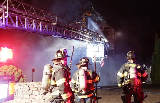 Los bomberos de Chappaqua luchan contra un incendio temprano en la mañana que destruyó un negocio en South Bedford Rad en Chappaqua el 9 de septiembre de 2023. El MTR ubicado en 65 South Bedford Road estaba completamente envuelto en llamas cuando los bomberos llegaron poco después de la medianoche.  Los bomberos de Pleasantville, Thornwood, Mt. Kisco ayudaron en el lugar.