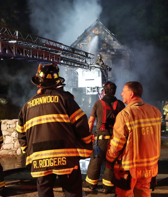 Los bomberos de Chappaqua luchan contra un incendio temprano en la mañana que destruyó un negocio en South Bedford Rad en Chappaqua el 9 de septiembre de 2023. El MTR ubicado en 65 South Bedford Road estaba completamente envuelto en llamas cuando los bomberos llegaron poco después de la medianoche.  Los bomberos de Pleasantville, Thornwood, Mt. Kisco ayudaron en el lugar.