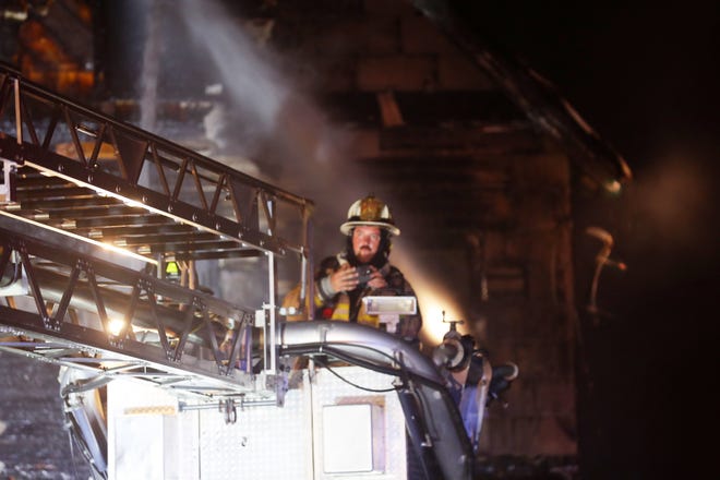 Los bomberos de Chappaqua luchan contra un incendio temprano en la mañana que destruyó un negocio en South Bedford Rad en Chappaqua el 9 de septiembre de 2023. El MTR ubicado en 65 South Bedford Road estaba completamente envuelto en llamas cuando los bomberos llegaron poco después de la medianoche.  Los bomberos de Pleasantville, Thornwood, Mt. Kisco ayudaron en el lugar.