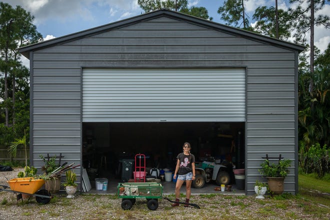 Mel Corichi, la reina de las lombrices, afuera del granero en una propiedad que compró recientemente para ser la sede de su granja de lombrices y pequeña empresa de compostaje, Let It Rot, en la zona no incorporada del condado de Palm Beach, el 8 de septiembre de 2023.