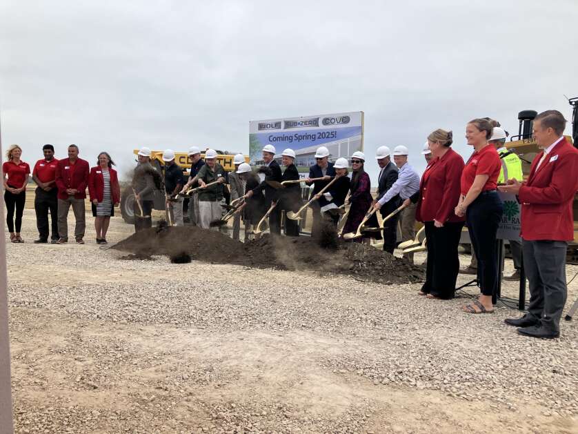 Los funcionarios locales y estatales se reúnen el 6 de septiembre con Sub-Zero para una ceremonia de inauguración para celebrar el inicio de la construcción de las instalaciones de fabricación de 614.000 pies cuadrados y 140,6 millones de dólares de la compañía de electrodomésticos en el suroeste de Cedar Rapids.  (Marissa Payne/La Gaceta)