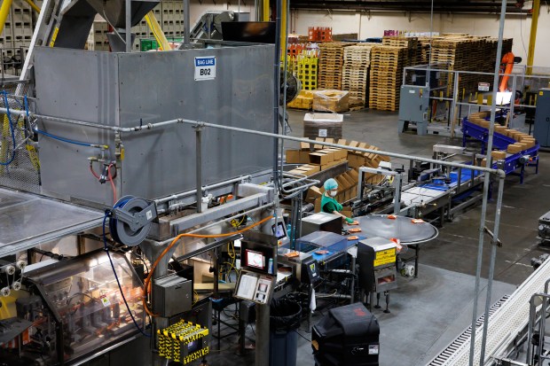 Una vista interior de las instalaciones de Mariani Packing Company en Vacaville, California, el 6 de septiembre de 2023. (Dai Sugano/Bay Area News Group)