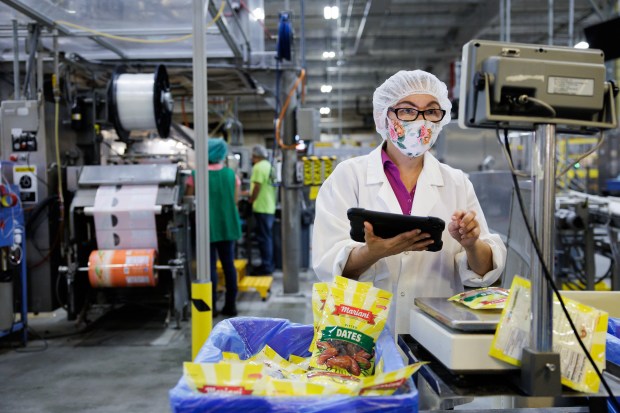 La inspectora de la línea de control de calidad de Mariani Packing Company, Maria Utsig, verifica el peso de los paquetes en las instalaciones de la compañía en Vacaville, California, el 6 de septiembre de 2023. (Dai Sugano/Bay Area News Group)