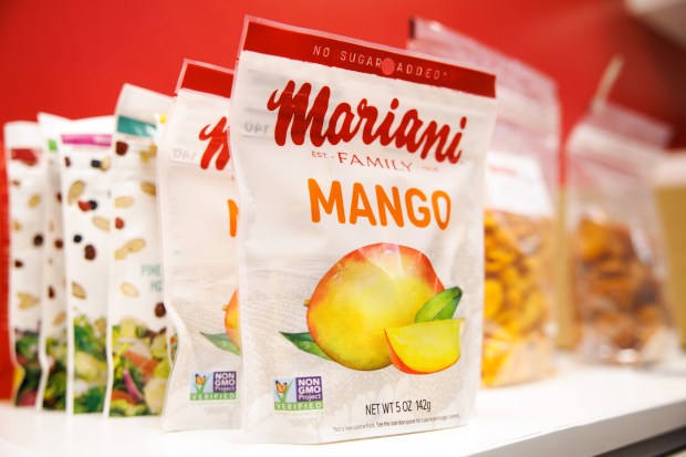 Diversos productos de frutos secos de Mariani en exhibición en las instalaciones de la compañía en Vacaville, California, el 6 de septiembre de 2023. (Dai Sugano/Bay Area News Group)