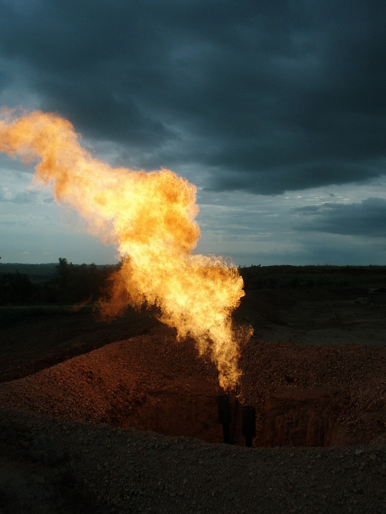 Los productores de petróleo queman gas natural en un sitio de perforación en los EE. UU.