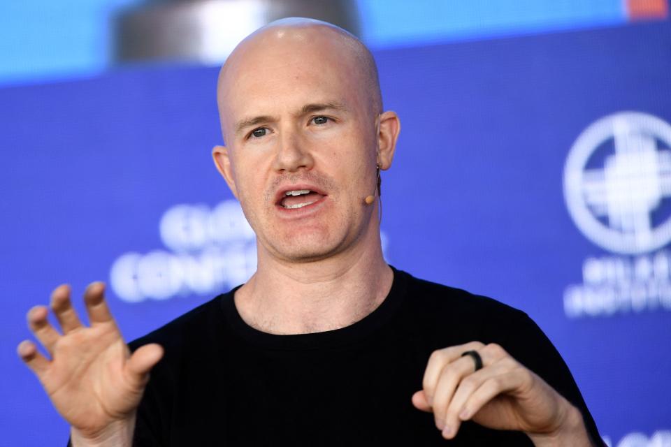 Brian Armstrong, director ejecutivo y cofundador de Coinbase, habla durante la Conferencia Global del Instituto Milken el 2 de mayo de 2022 en Beverly Hills, California.  (Foto de Patrick T. FALLON/AFP) (Foto de PATRICK T. FALLON/AFP vía Getty Images)