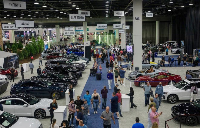 Decenas de personas caminan junto a las diversas exhibiciones de automóviles durante el día público del Salón Internacional del Automóvil de Detroit de América del Norte dentro de Huntington Place en Detroit el sábado 16 de septiembre de 2023.