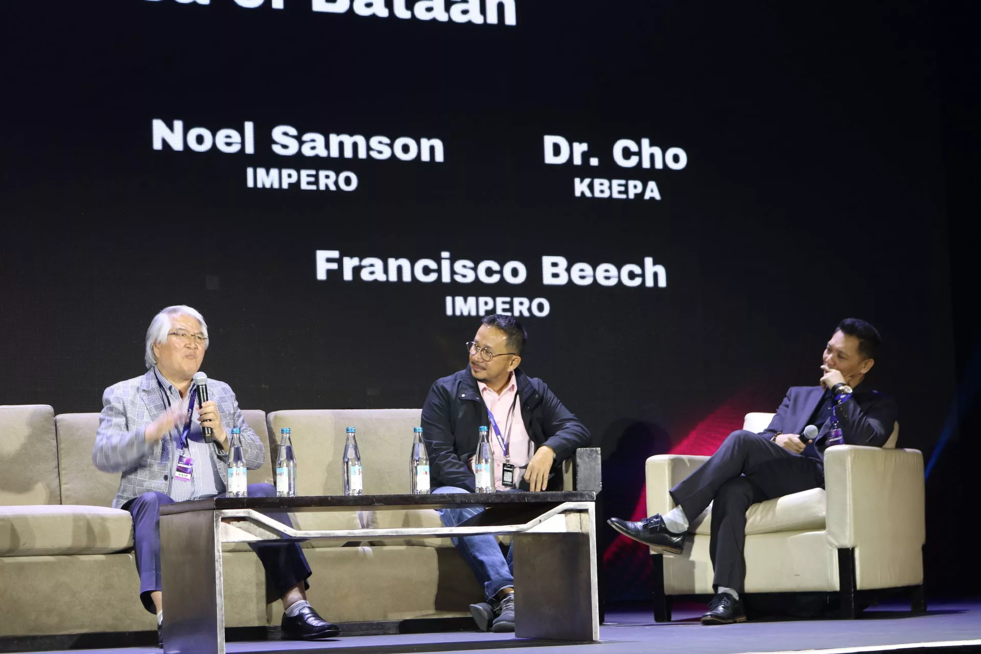 Dr. Cho, Francisco Beech y Noel Samson en la Philippine Blockchain Week 2023