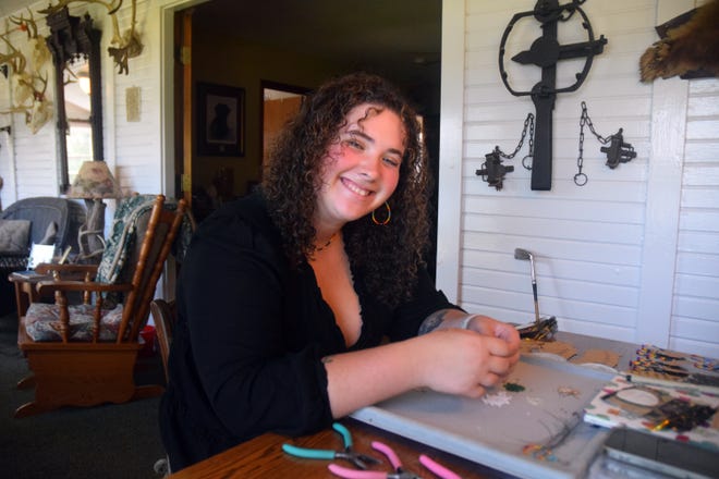 Alia Wright, propietaria de Bea's Beads, posa para una fotografía mientras trabaja en joyería de cuentas en su casa en el municipio de Hamburgo el miércoles 20 de septiembre.