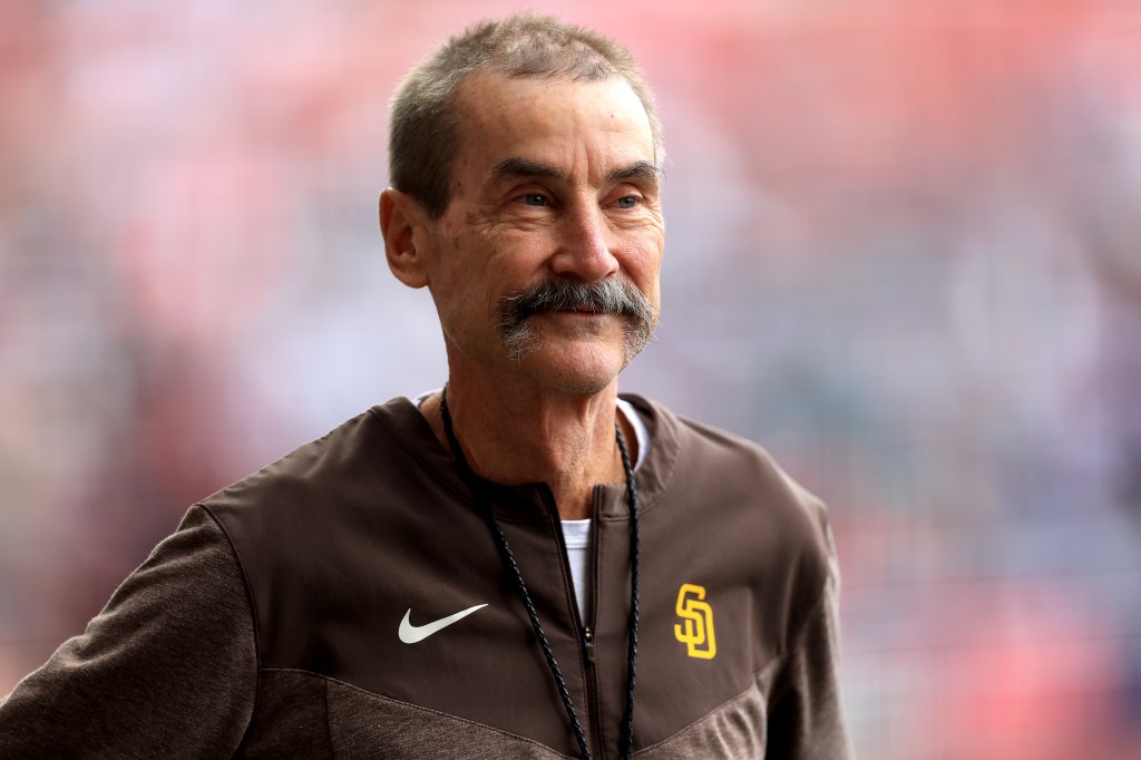 Peter Seidler sonriendo con una chaqueta de los Padres