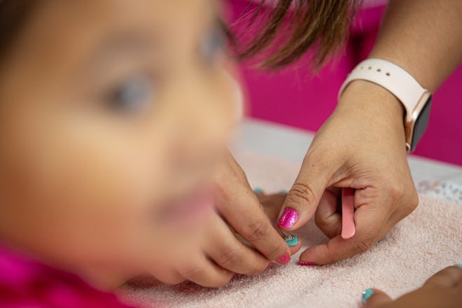 Jeanette Morales, propietaria de Pretty in Pink Spa, le hace una manicura a Ava Resendez, de 7 años, el martes 5 de septiembre de 2023, en Corpus Christi, Texas.