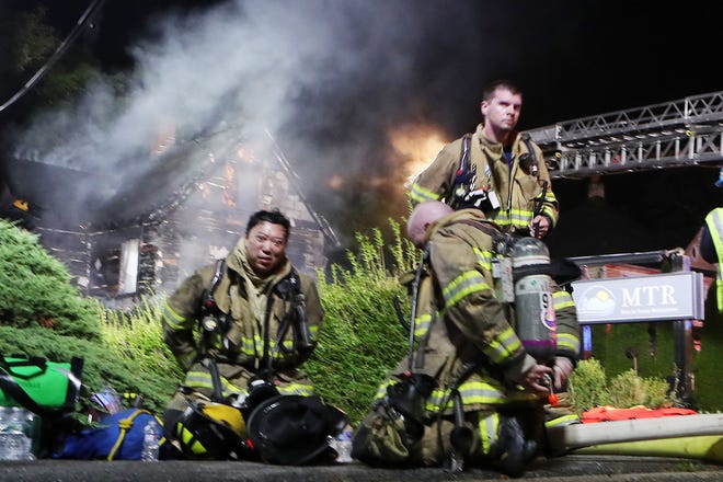 Los bomberos de Chappaqua luchan contra un incendio temprano en la mañana que destruyó un negocio en South Bedford Rad en Chappaqua el 9 de septiembre de 2023. El MTR ubicado en 65 South Bedford Road estaba completamente envuelto en llamas cuando los bomberos llegaron poco después de la medianoche.  Los bomberos de Pleasantville, Thornwood, Mt. Kisco ayudaron en el lugar.