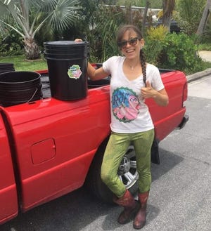 Melissa Corichi, quien fundó la pequeña empresa Let it Rot, con uno de los cubos de recolección que usaba para recoger los restos de comida de los clientes.