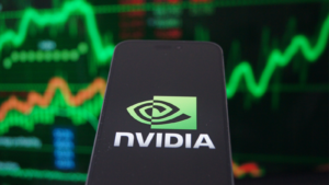 Logotipo de Nvidia Corporation (NVDA) mostrado en un teléfono inteligente con fondo de gráfico del mercado de valores.  Nvidia es líder mundial en hardware de inteligencia artificial.