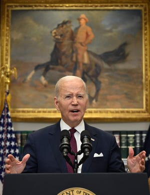 El presidente Joe Biden habla sobre la decisión de la Corte Suprema sobre la acción afirmativa, en la Sala Roosevelt de la Casa Blanca en Washington, DC, el 29 de junio de 2023. Biden dijo que "fuertemente" No estuvo de acuerdo con el fallo de la Corte Suprema que prohíbe el uso de la raza y el origen étnico en las decisiones de admisión a la universidad.  el fallo "se alejó de décadas de precedentes," añadió.