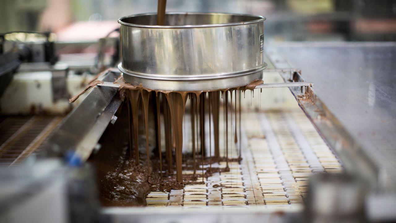 Se vierte chocolate sobre barras de oblea en una fábrica de Kit Kat en Japón.