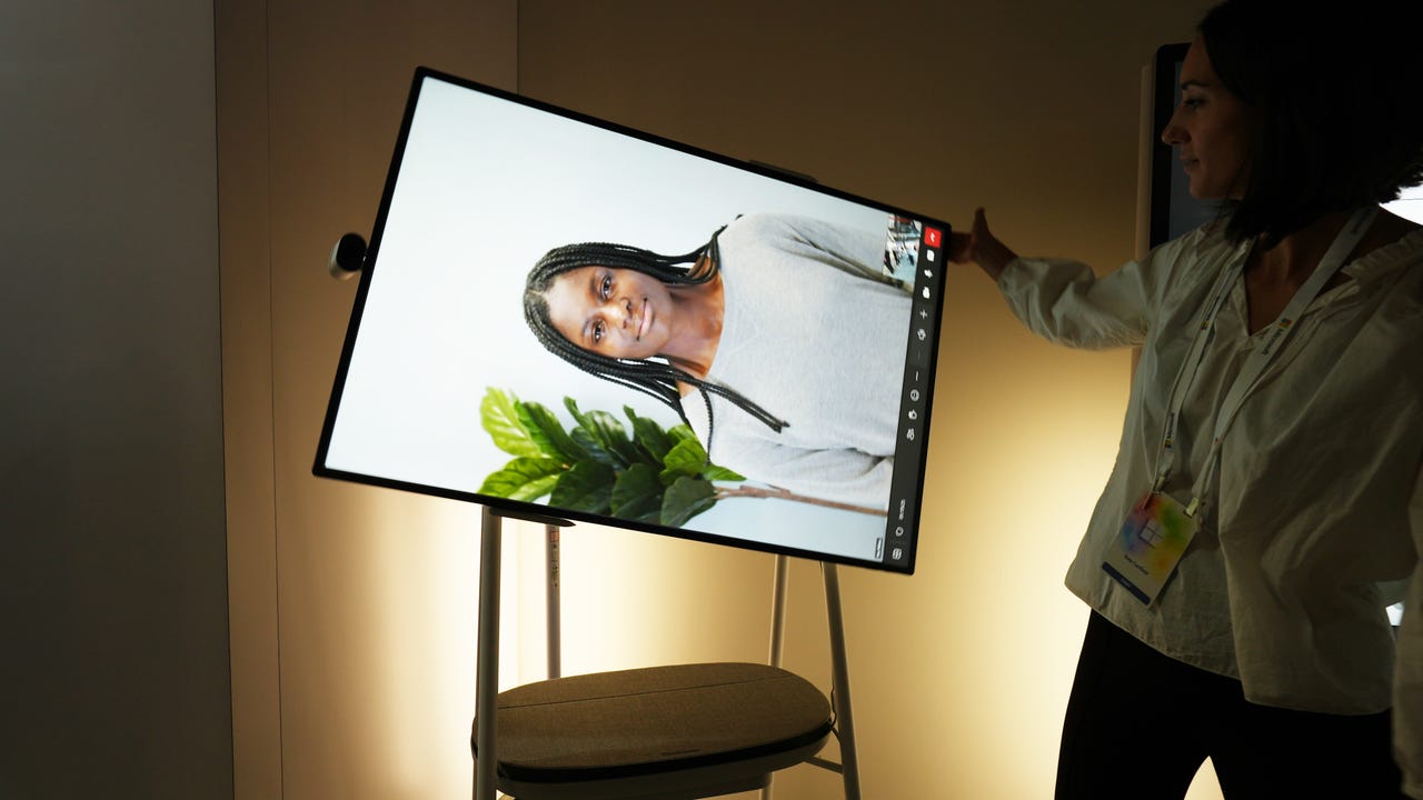 Microsoft Surface Hub 3 girando