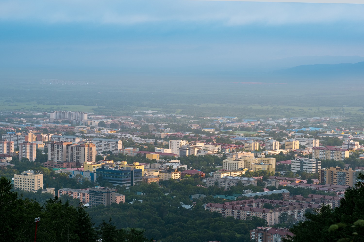 Una vista de Yuzhno-Sakhalinsk, Rusia, desde el Monte Bolchevique.