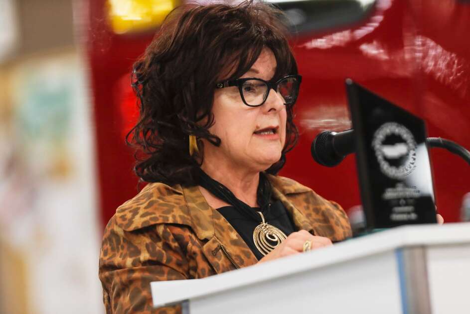 Debi Durham, directora de la Autoridad de Desarrollo Económico de Iowa, pronuncia un discurso el 28 de septiembre de 2022 en Life Line Emergency Vehicles en Sumner.  Felicitó a Folience, que es el holding de empresas como el fabricante de ambulancias y The Gazette, por haber sido nombrada empresa propiedad de los empleados del año por la Asociación mundial ESOP.  (Geoff Stellfox/La Gaceta)