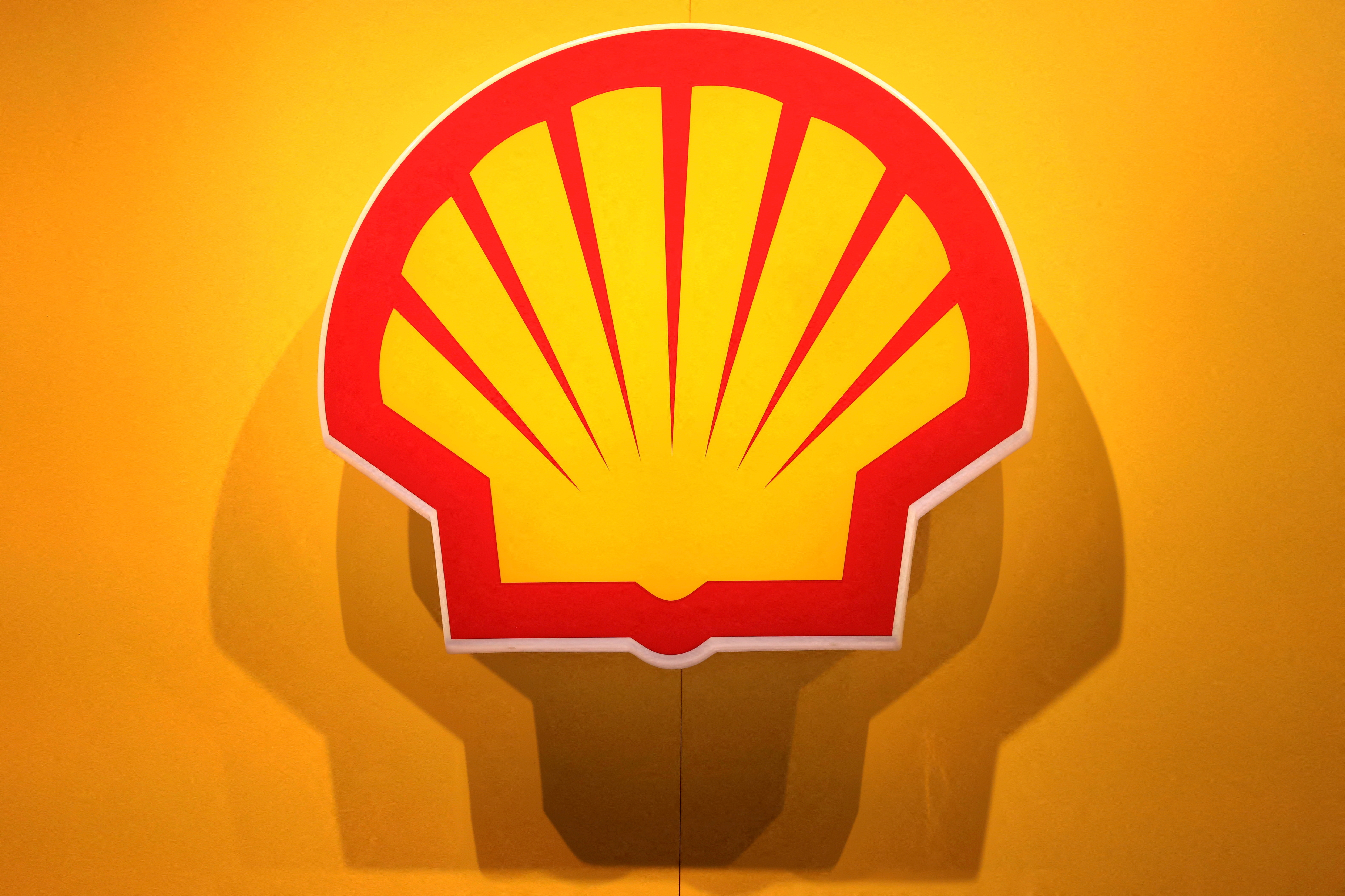 El logotipo de la multinacional británica de petróleo y gas Shell mostrado durante la feria de energía LNG 2023 en Vancouver