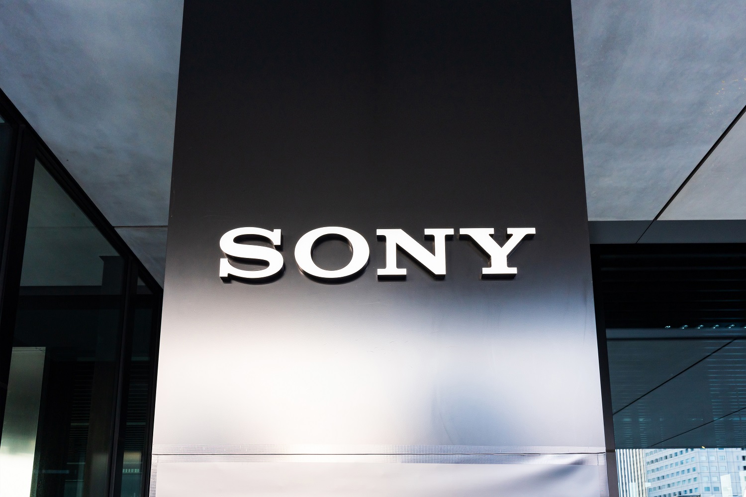 El logotipo de Sony en un edificio.