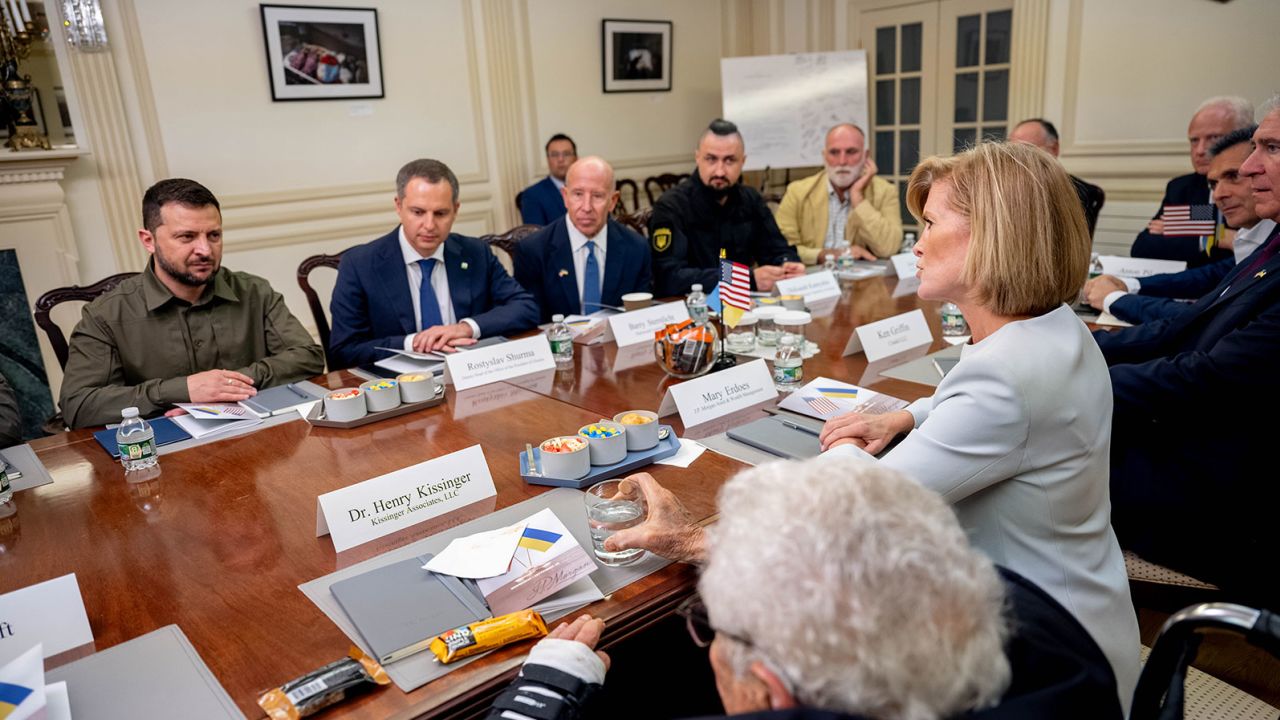 El presidente ucraniano, Volodymyr Zelensky, se reunió el miércoles por la noche con directores ejecutivos de Wall Street y actores del poder empresarial para discutir los esfuerzos para reconstruir su país devastado por la guerra y su economía, dijo a CNN una persona familiarizada con el asunto.