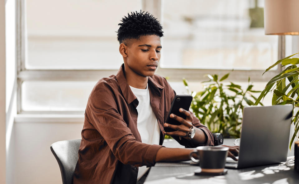 Curso en línea para teléfonos inteligentes, computadoras portátiles y estudiantes que leen información, hacen contactos o leen publicaciones en redes sociales en el escritorio de la oficina en casa.  Emprendedor de la Generación Z con tecnología multimedia para una aplicación de sitio web en línea