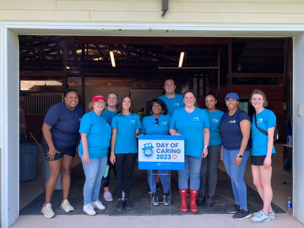 Los empleados de PRA Group Inc., con sede en Norfolk, iniciaron la campaña anual United Way de la compañía con un proyecto voluntario Day of Caring para limpiar graneros, realizar mantenimiento de caminos de herradura, lavar cercas, quitar malezas y limpiar senderos en Equi-Kids y Equi-Vets 92. Propiedad de acres en Virginia Beach.  Su trabajo ayudó a preparar a Equi-Kids para un año más brindando terapia asistida por equinos para niños y adultos con discapacidades, ex miembros del servicio militar y en servicio activo y socorristas.  (Foto cortesía)