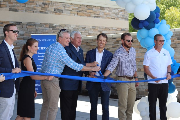 Bonaventure, un administrador de activos alternativos centrado en el desarrollo, la construcción y la administración de propiedades de comunidades multifamiliares en las regiones del Atlántico Medio y Sudeste, abrió su primera instalación de autoalmacenamiento de clase A, Cascades Self Storage, en 2130 Amberbrooke Way en Virginia Beach.  Self Storage Plus, con sede en Washington, DC, gestionará la ubicación.  Los más de 53,000 pies cuadrados de autoalmacenamiento con clima controlado agregan 568 unidades y ofrecen arrendamiento sin contacto, áreas de carga y lo último en tecnología de seguridad.  La ubicación ofrece una solución de almacenamiento para las casi 900 unidades de las cuatro propiedades multifamiliares cercanas de propiedad y administradas por Bonaventure.  De izquierda a derecha: Colin Chell (Bonaventure), Paige Gardner (Bonaventure), Eddie Hewitt (socio de la empresa conjunta Lillel Farms), el alcalde de Virginia Beach, Bobby Dyer, Dwight Dunton (fundador y director ejecutivo de Bonaventure), Dallas Johnson (Bonaventure) y Tom Retnauer (RBA). Arquitectos).  (Foto cortesía)