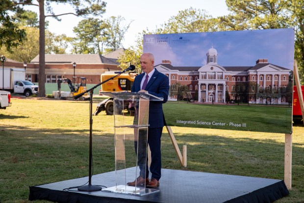 La construcción del Centro de Ciencias Integradas III de la Universidad Christopher Newport está en marcha.  La instalación de investigación incluirá un espacio de creación además de un aula de demostración de 100 asientos para experimentos de química, física e ingeniería, un laboratorio de ejercicios, un laboratorio de biomecánica para kinesiología y un laboratorio de dos pisos para probar aviones no tripulados y otros tipos de robótica.  El edificio fue diseñado por Glavé & Holmes Architecture en Richmond y será construido por Whiting-Turner Contracting Co. Está previsto que esté terminado en el otoño de 2025. El presidente de CNU, William G. Kelly, habla durante la inauguración en septiembre.  (Cortesía de CNU)