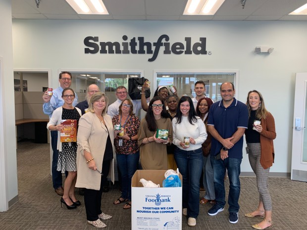 Los empleados estadounidenses de Smithfield Foods recolectaron más de 25,000 libras de alimentos para apoyar el alivio del hambre durante el Mes de Acción contra el Hambre de septiembre, la campaña nacional anual de Feeding America para inspirar conversación e impulsar la pasión por el tema del hambre.  Estas donaciones, equivalentes a más de 21,000 comidas, apoyarán bancos de alimentos y programas de alivio del hambre en las comunidades locales de Smithfield en todo Estados Unidos.  (Foto cortesía)